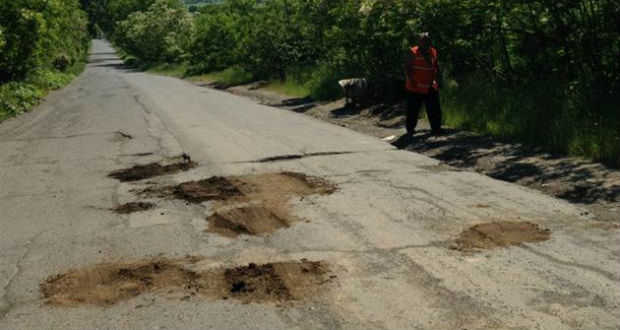 Ямковий ремонт по-закарпатськи: дороги засипають землею з травою і притупують ногами
