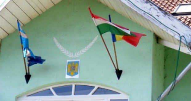 Nem maradhat a magyar zászló a csíkmadarasi községházán