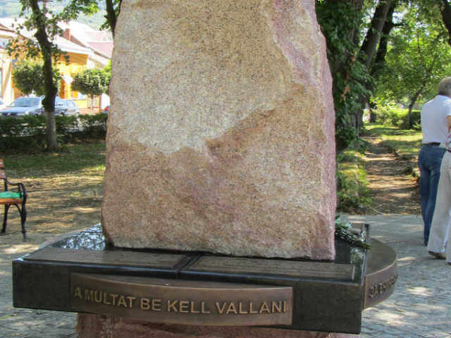 fajdalmas-mult-remenyteli-jovo