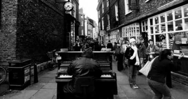 zongora az utcan