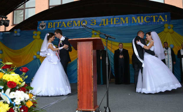 Esküvő a színpadon