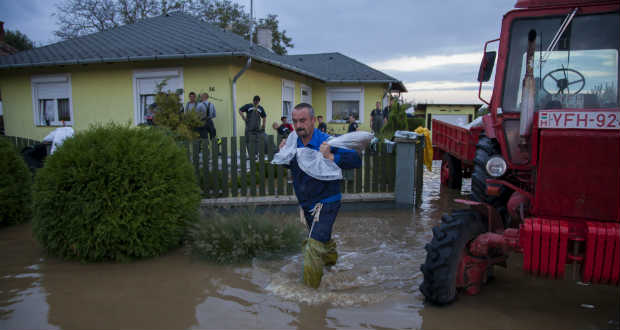 Árvízhelyzet Magyarországon: tömeges lakossági összefogás
