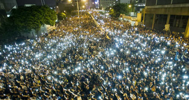 Több ezer tüntető Hongkongban
