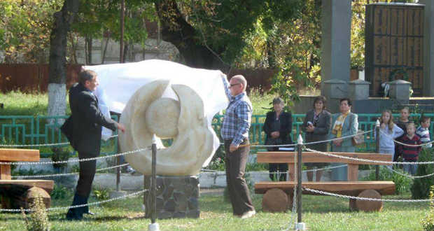 Három új köztéri szoborral gazdagodott Borzsova vármegye