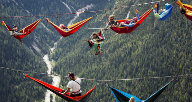 Az egyik legextrémebb fesztivál: az Alpok felett lebegnek