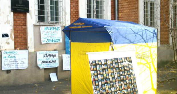 Ismét tüntettek a beregszászi bíróság épülete előtt