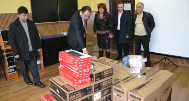 Ajándék számítógépek a Beregszászi Bentlakásos Középiskolának