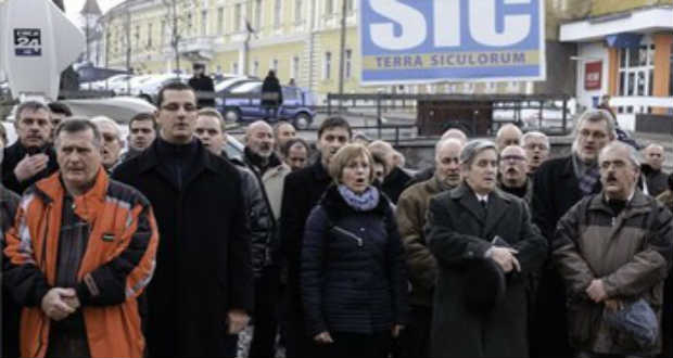 Háromszéki tiltakozás a magyar himnuszéneklés bírságolása miatt