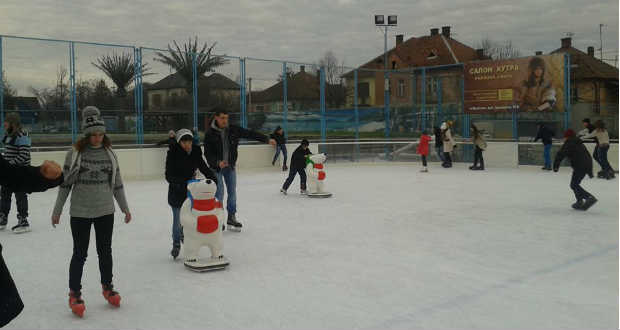 Kárpátalja ma: korcsolyapálya Munkácson
