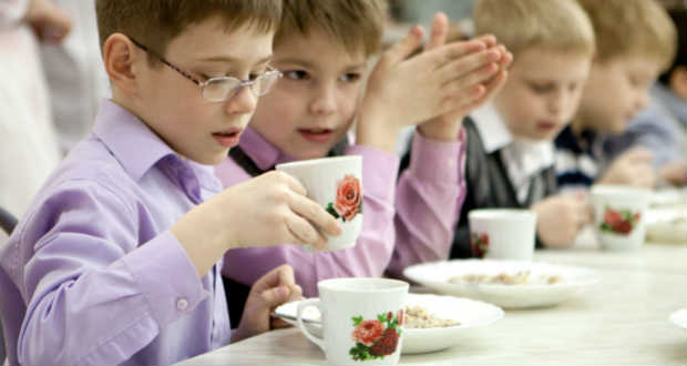 Az iskolások étkeztetése ügyében ülésezik az Ungvári Városi Tanács