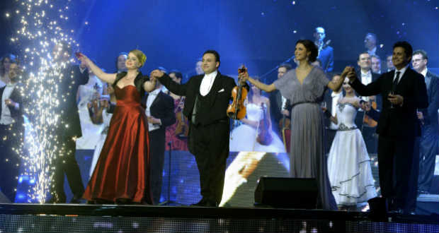 Telt ház előtt tartotta hetedik újévi koncertjét Mága Zoltán