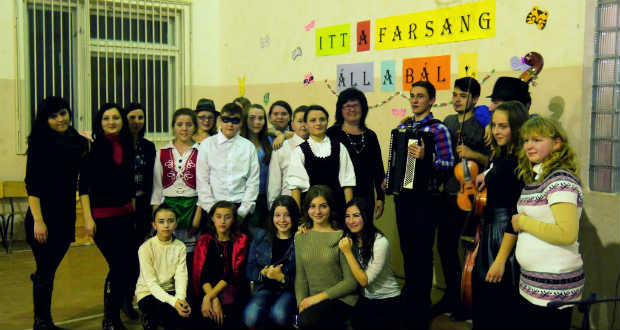 Farsangoltak a szernyei iskolások