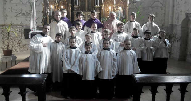 Ministránsok beöltözése és avatása  a beregszászi római katolikus templomban