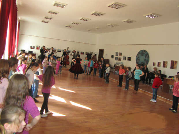 Táncház, kézművesség, folkkocsma