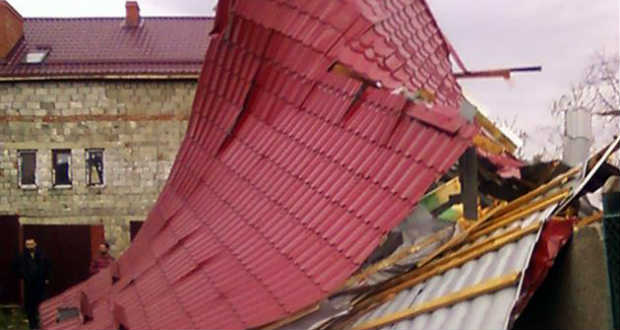 Tetőt rongált meg a szél Ungváron