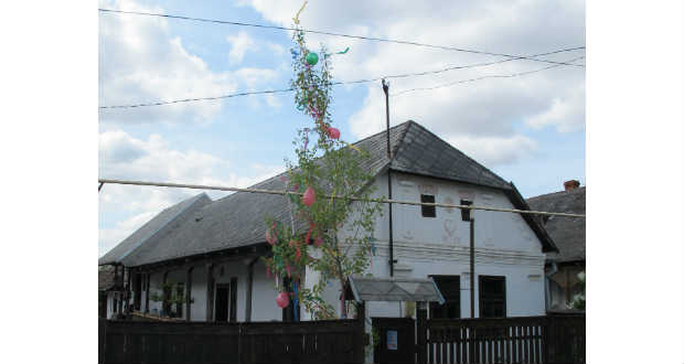 Kárpátalja ma: májusfa a kapuban