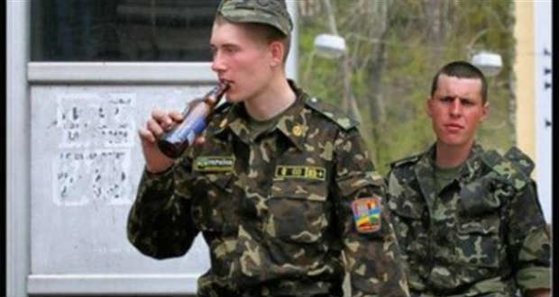 Megtiltják a szeszes italok eladását ittas egyenruhás katonák számára Ungváron