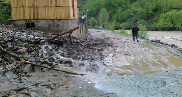 Sárfolyam borította el a Rahó környéki utakat