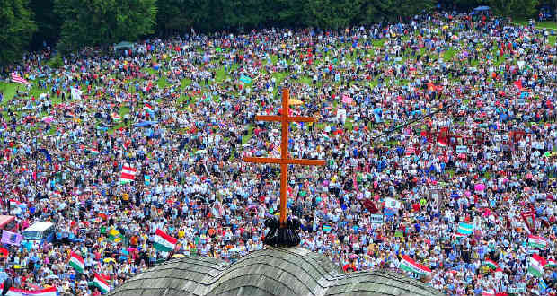 „Piros pünkösd napján, hajnalban születtem”. A közmédia ünnepi műsorajánlója