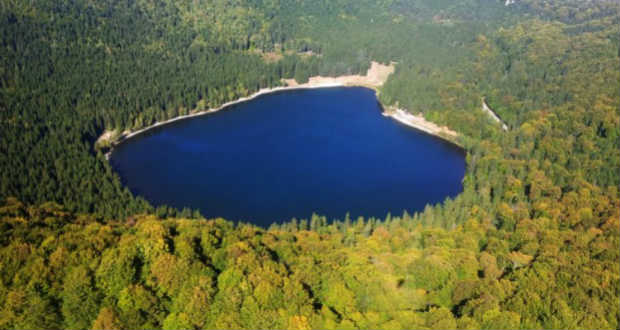 Kitiltanák a fürdőzőket a székelyföldi Szent Anna-tóból