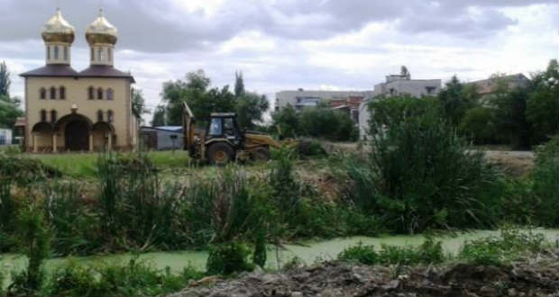 Tisztítják a csatornákat Beregszászban