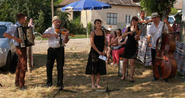 Hagyományos édességek, játékok, zene és tánc…