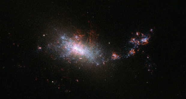 Galaktikus csillaggyárat fényképezett le a Hubble