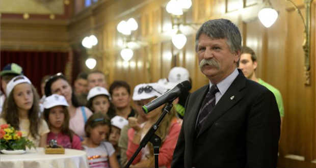 Kárpátaljai gyerekeket fogadott a Parlamentben Kövér László