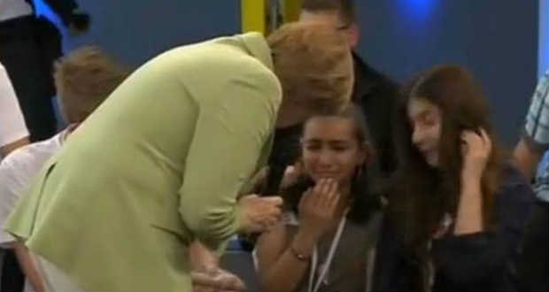 Németországban maradhat a palesztin menedékkérő kislány, akit megríkatott Angela Merkel