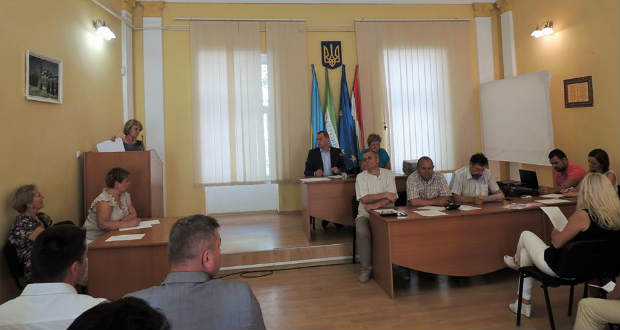 Eltűnnek a szovjet emlékművek a Hősök teréről, korlátozzák a kamionforgalmat a városban