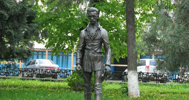 Megkoszorúzta Petőfi Sándor szobrát Latorcai Csaba helyettes államtitkár Ungváron