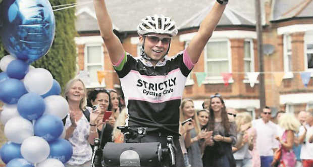 A világon legfiatalabbként kerülte meg a Földet kerékpáron egy brit tinédzser