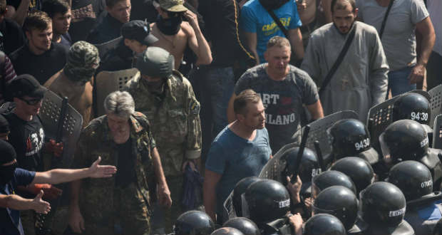 Halálos áldozata is van az ukrán parlament előtti összecsapásoknak