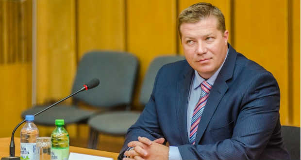 Szabályos kétnyelvű feliratot követel a székelyudvarhelyi rendőrségtől Hargita megye prefektusa