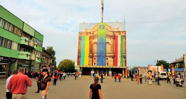 Kárpátalja ma: felöltöztették a Beregszászi Városi Művelődési Házat