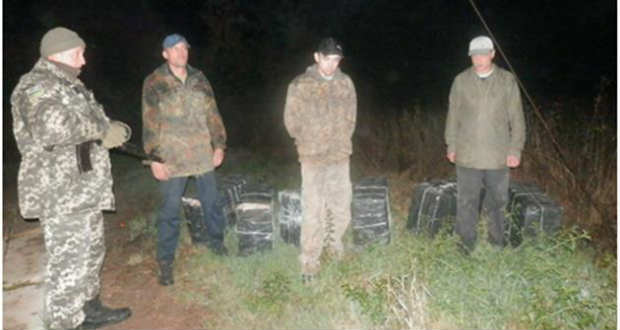 Cigarettacsempészeket fogtak a haranglábi határszakaszon