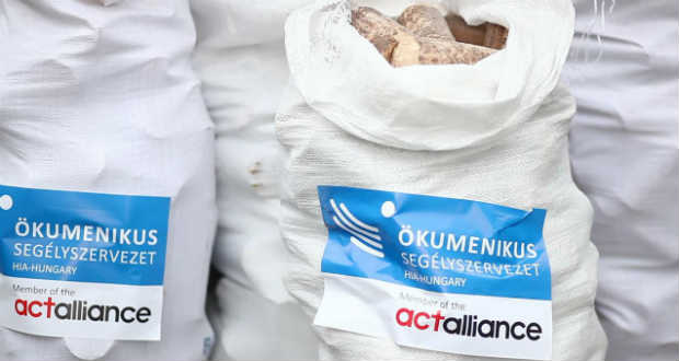 Tüzelőt oszt és menekültközpontokat újít fel az Ökumenikus Segélyszervezet Ukrajnában