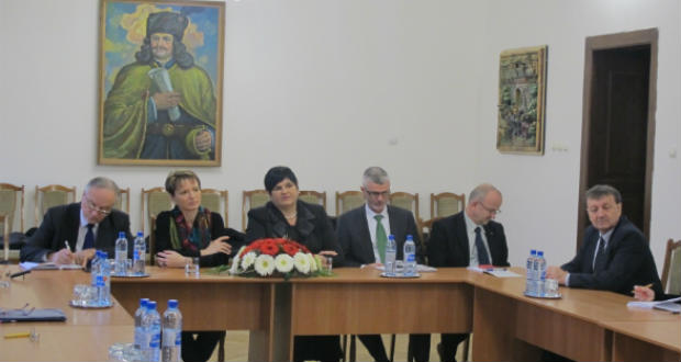 Угорщина передала підручники для вивчення угорської мови в україномовних школах