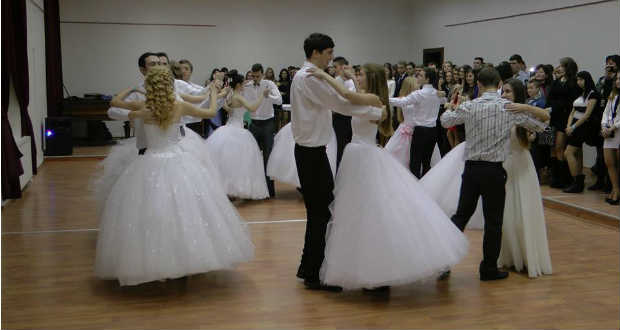 Hajnalig még van idő… – Gólyabál a Rákóczi-főiskolán