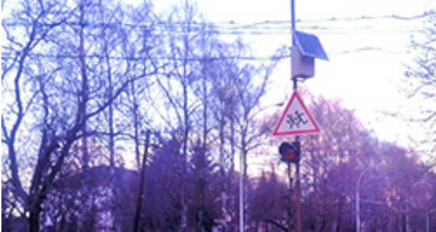 Napelemes közlekedési tábla Beregszászban