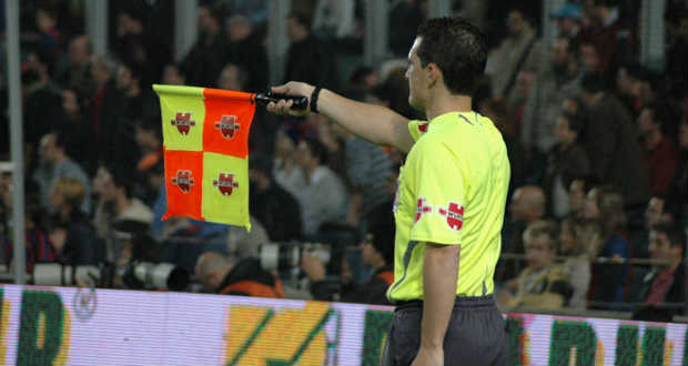 Részben magyar fejlesztésű technológia segítheti a futballbírókat a leshelyzeteknél