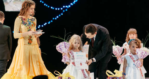 Megválasztották Ungváron megyénk legszebb kislányát
