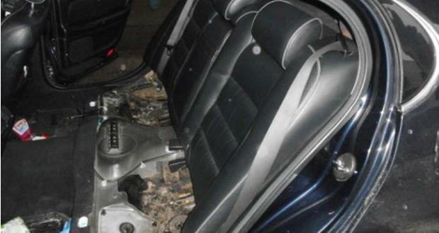 Csempészcigivel bélelt luxusautót foglaltak le Záhonynál