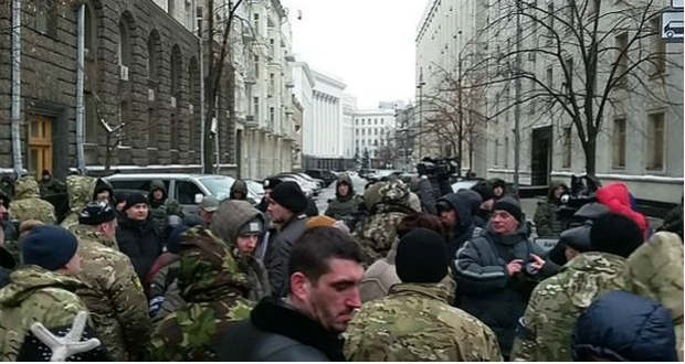Kelet-Ukrajnában harcoló önkéntesek tüntettek a kijevi elnöki hivatal előtt