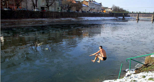 Kárpátalja ma: jeges vízben fürdőzés vízkereszt alkalmából