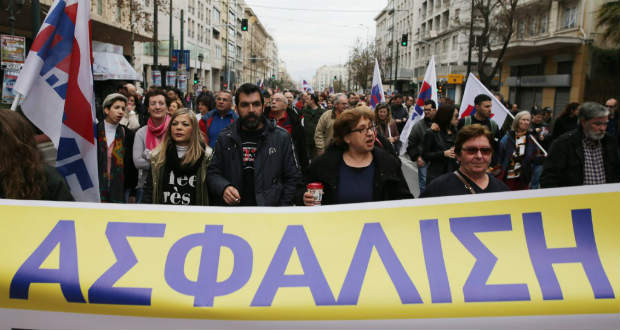 Elszabadult az erőszak Athénban: rendőrökre támadtak a tüntetők