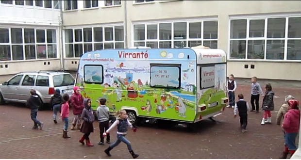 „Jó szóval oktasd, játszani is engedd…”