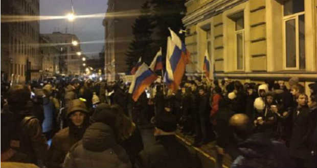 Tüntetés volt Ukrajna moszkvai nagykövetségénél is