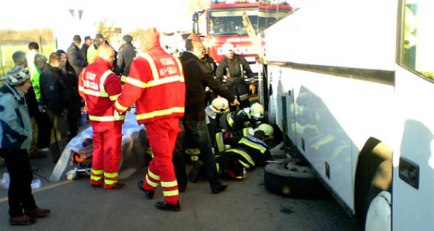 Szerelés közben rázuhant a busz a sofőrre az asztélyi határátkelőnél