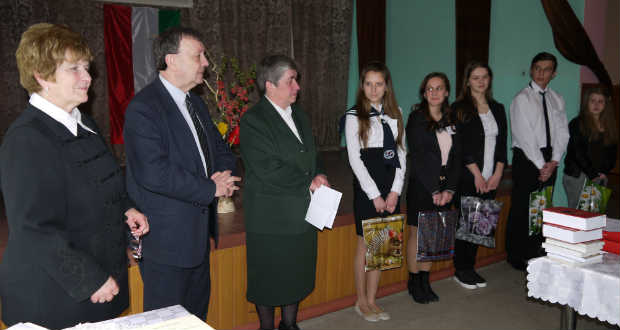 „Ha elsorvad az irodalom, elsorvad a nyelv is…” – költészeti napok Bátyúban